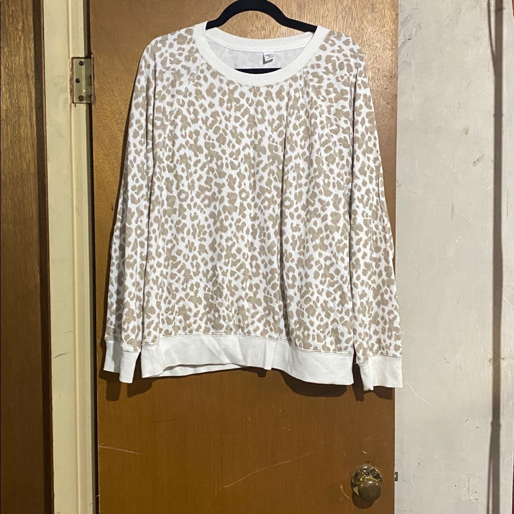 Old Navy White Crewneck cheetah print size XXL Sweatshirt